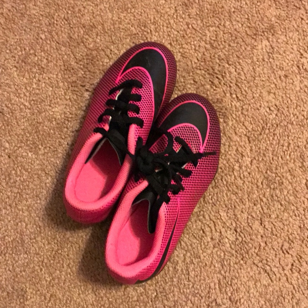 Girls pink & black Nike soccer cleats sz 11c
